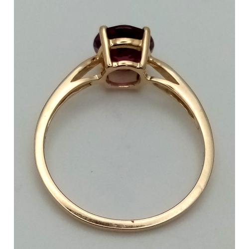 1499 - A 10K Yellow Gold Pink Tourmaline Ring. Central round cut tourmaline. Size R. Total weight - 2.1g