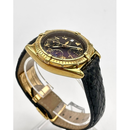 559 - AN 18K SOLID GOLD BREITLING CHRONOGRAPH WITH BLACK FACE AND GOLD NUMERALS, A FABULOUS LOOKING WATCH ... 