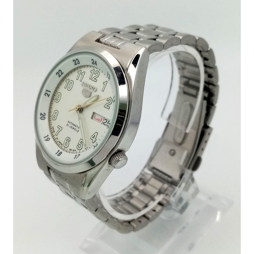 731 - A Vintage Seiko 5 Automatic Gents Watch. Stainless steel strap and case - 36mm. White dial with day/... 