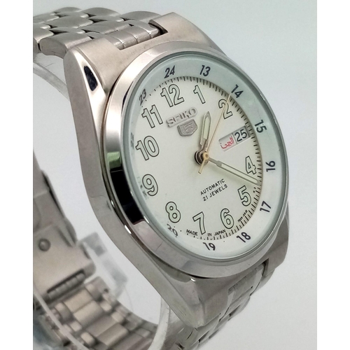 731 - A Vintage Seiko 5 Automatic Gents Watch. Stainless steel strap and case - 36mm. White dial with day/... 