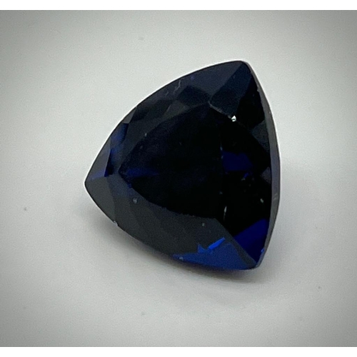 1288 - A 28ct Dark Blue Gemstone. Trillion shape with no visible inclusions. 18 x 18 x 13mm. Heat treated. ... 