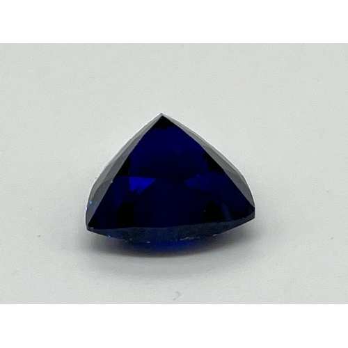 1288 - A 28ct Dark Blue Gemstone. Trillion shape with no visible inclusions. 18 x 18 x 13mm. Heat treated. ... 