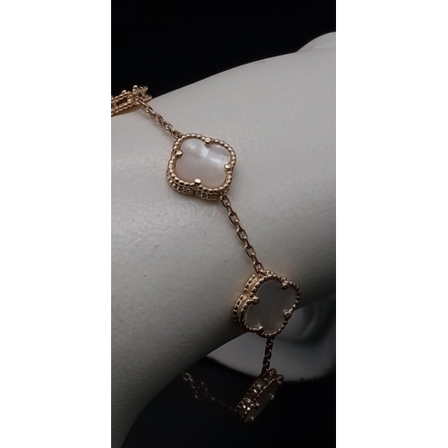 319 - A 9K Gold VCA Style Bracelet. 17cm. 7.63g total weight.