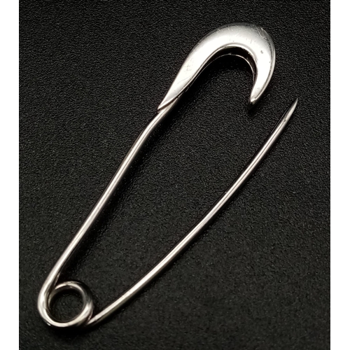 893 - An 18K White Gold Safety Pin Brooch. 4cm. 2.05g