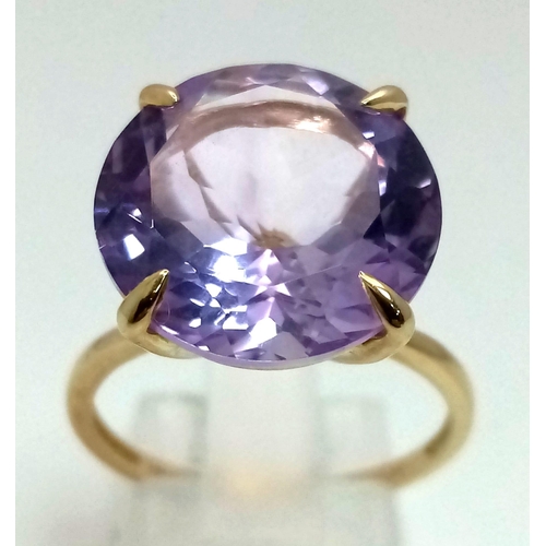 198 - A 10K Yellow Gold Amethyst Ring. A large 7ct round cut clean amethyst will brighten any day. Size P.... 