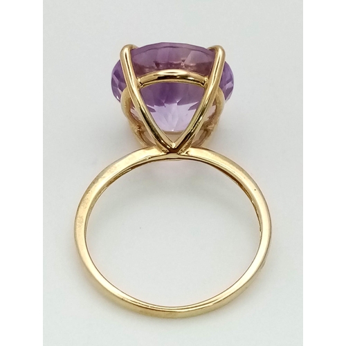 198 - A 10K Yellow Gold Amethyst Ring. A large 7ct round cut clean amethyst will brighten any day. Size P.... 