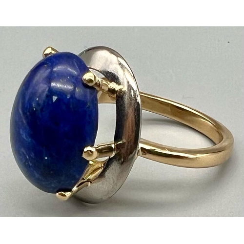 608 - A beautiful 18K yellow and white gold ring with a large lapis lazuli cabochon. Ring size: Q1/2, weig... 