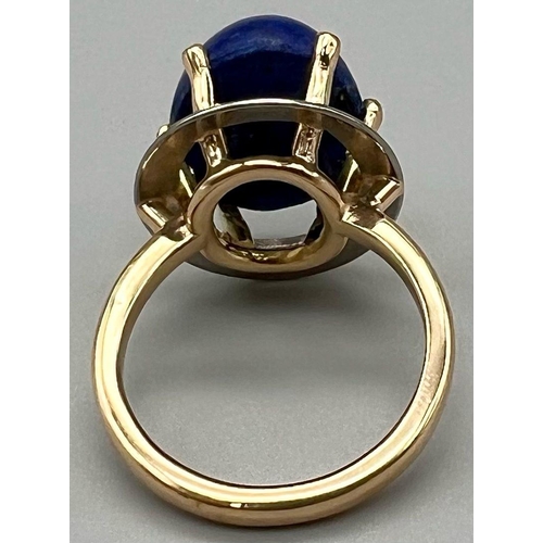 608 - A beautiful 18K yellow and white gold ring with a large lapis lazuli cabochon. Ring size: Q1/2, weig... 