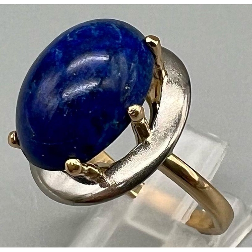 608 - A beautiful 18K yellow and white gold ring with a large lapis lazuli cabochon. Ring size: Q1/2, weig... 