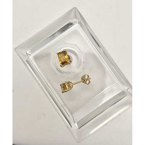 921 - A Beautiful Pair of 10k Gold Amber Spinel Stud Earrings. 1.05g.