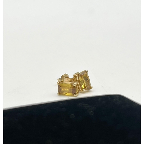 921 - A Beautiful Pair of 10k Gold Amber Spinel Stud Earrings. 1.05g.