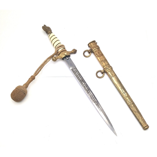 186 - WW2 German Kriegsmarine Officers Dagger. Maker: Eichhorn – very slight crack in the handle.