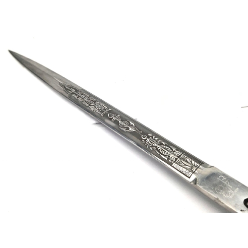 186 - WW2 German Kriegsmarine Officers Dagger. Maker: Eichhorn – very slight crack in the handle.