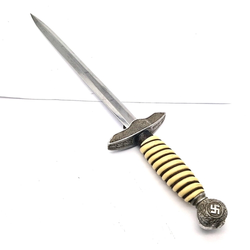 71 - Late WW2 German Luftwaffe 2nd Pattern Dagger – nice ivory coloured handle and hanger.