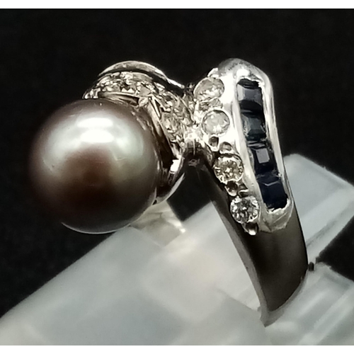 117 - An 18K White Gold Diamond, Sapphire and Pearl Ring. Baguette and round cut diamonds - Square cut sap... 