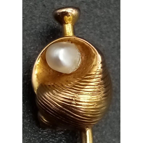 131 - A Victorian Rare Design 9K Yellow Gold Shell with a Natural Oriental Pearl Stick Pin. 7cm. 1.41g tot... 