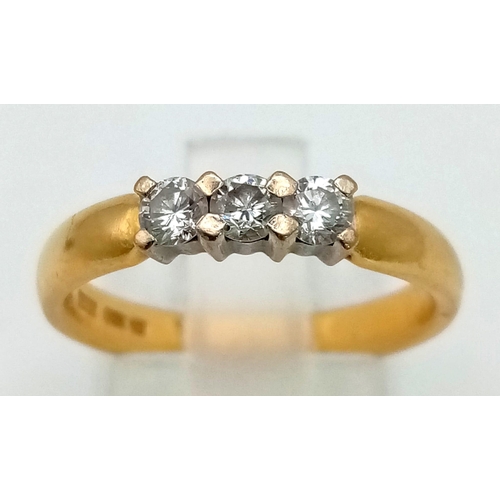 313 - An 18K yellow gold ring with three quality diamonds (0.30 carats). Ring size: N, weight: 4.4 g.