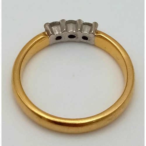 313 - An 18K yellow gold ring with three quality diamonds (0.30 carats). Ring size: N, weight: 4.4 g.