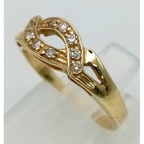 395 - A 14 K yellow gold ring with with two twisted diamond bands (diamonds 0.10 carats). Rink size: K, we... 