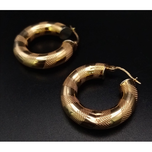 423 - A 9K yellow gold hoop earrings. Diameter: 25 mm, total weight: 3.4 g.