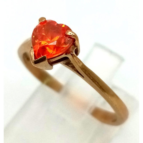 437 - A 9K yellow gold ring with a rare heart shaped mandarin garnet. Ring size: Q, weight: 2.5 g.