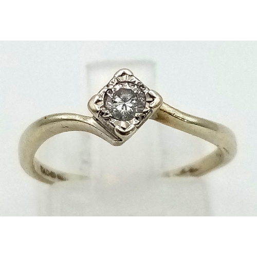 464 - A 9K white gold, compass set, diamond solitaire, twist ring (diamond 0.15 carats). Ring size: J, wei... 