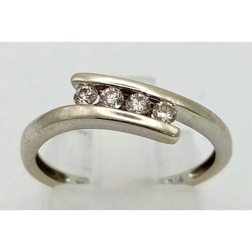 556 - A 9K white gold ring with four diamonds (0.12 carats). Ring size: L, weight: 1.5 g.