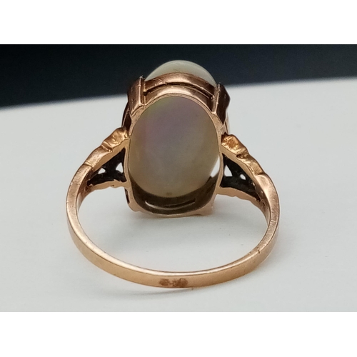 1068 - A vintage, 9K yellow gold ring with an Australian large opal cabochon, exhibiting good iridescence. ... 