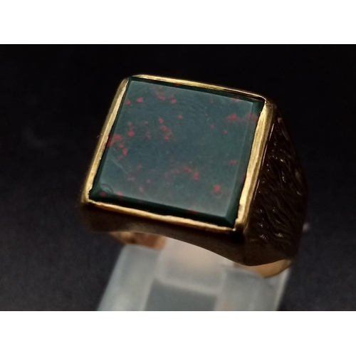 1075 - A vintage, 9K yellow gold ring with a square bloodstone. Ring size: P, weight: 3.17 g.