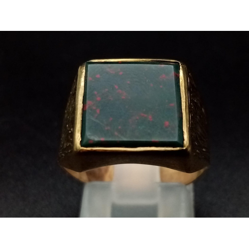 1075 - A vintage, 9K yellow gold ring with a square bloodstone. Ring size: P, weight: 3.17 g.