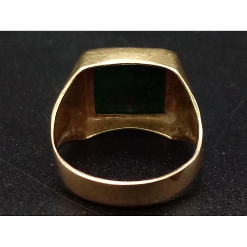 1075 - A vintage, 9K yellow gold ring with a square bloodstone. Ring size: P, weight: 3.17 g.