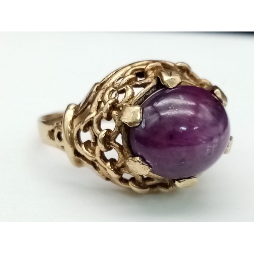 1237 - A vintage, 9K yellow gold ring with a star ruby cabochon (app. 8 carats). Ring size: O, weight: 5.73... 