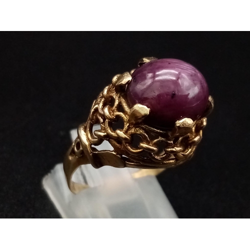 1237 - A vintage, 9K yellow gold ring with a star ruby cabochon (app. 8 carats). Ring size: O, weight: 5.73... 