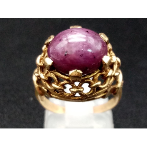 1237 - A vintage, 9K yellow gold ring with a star ruby cabochon (app. 8 carats). Ring size: O, weight: 5.73... 