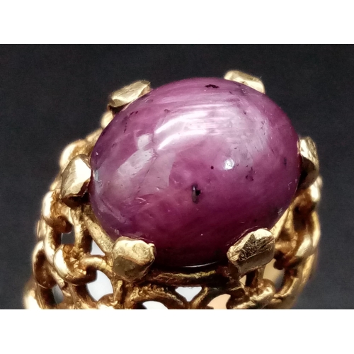 1237 - A vintage, 9K yellow gold ring with a star ruby cabochon (app. 8 carats). Ring size: O, weight: 5.73... 