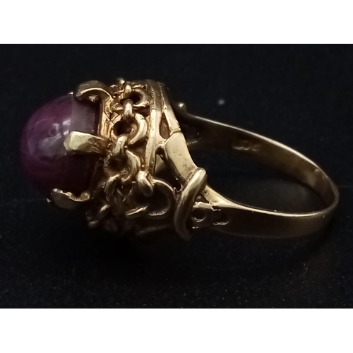 1237 - A vintage, 9K yellow gold ring with a star ruby cabochon (app. 8 carats). Ring size: O, weight: 5.73... 