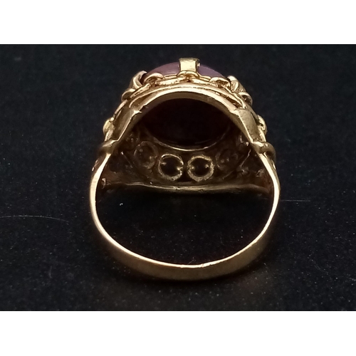 1237 - A vintage, 9K yellow gold ring with a star ruby cabochon (app. 8 carats). Ring size: O, weight: 5.73... 