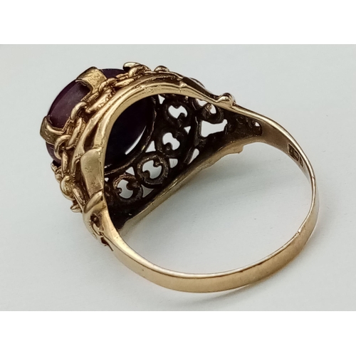 1237 - A vintage, 9K yellow gold ring with a star ruby cabochon (app. 8 carats). Ring size: O, weight: 5.73... 