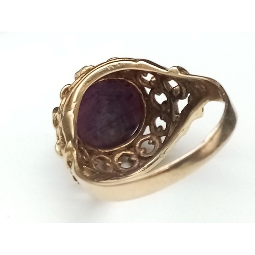 1237 - A vintage, 9K yellow gold ring with a star ruby cabochon (app. 8 carats). Ring size: O, weight: 5.73... 