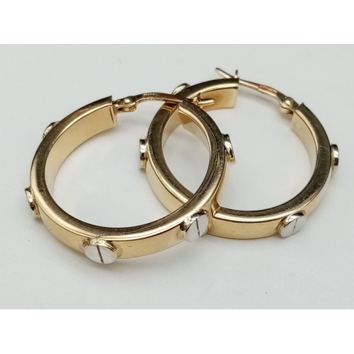 416 - A 9 K yellow gold, designer style, pair of hoop earrings. Diameter: 25 mm, weight: 3.6 g.