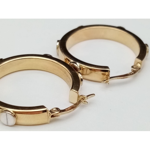 416 - A 9 K yellow gold, designer style, pair of hoop earrings. Diameter: 25 mm, weight: 3.6 g.