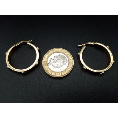 416 - A 9 K yellow gold, designer style, pair of hoop earrings. Diameter: 25 mm, weight: 3.6 g.