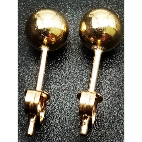 1363 - 9K Yellow Gold BALL STUD EARRINGS 0.42G