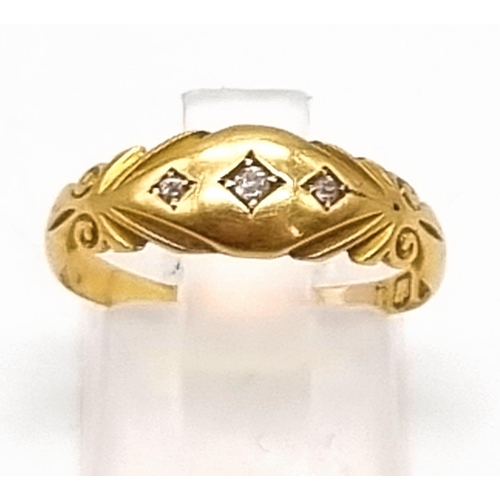 1432 - An 18K Yellow Gold Vintage 3 Stones Diamond Ring. Size O. Weight: 2.73g