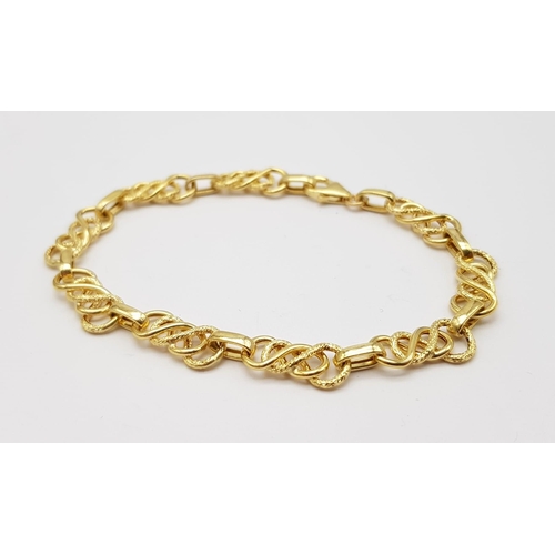 1416 - 9K YELLOW GOLD FANCY LINK BRACELET 3.8G 20CM IN LENGTH.