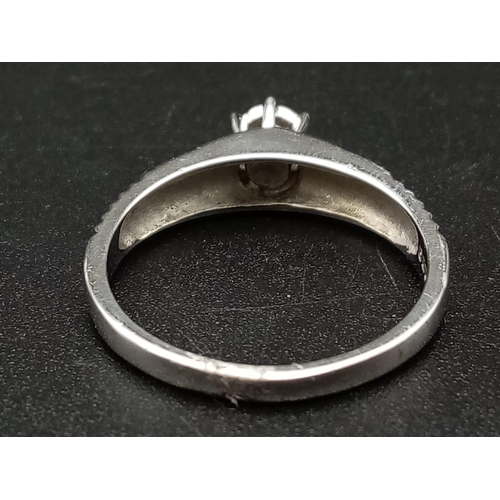 1290 - 9k white gold vintage style engraved band diamond ring 2.7g Size N (dia:0.03ct)