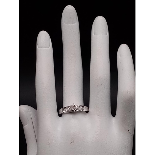 1290 - 9k white gold vintage style engraved band diamond ring 2.7g Size N (dia:0.03ct)