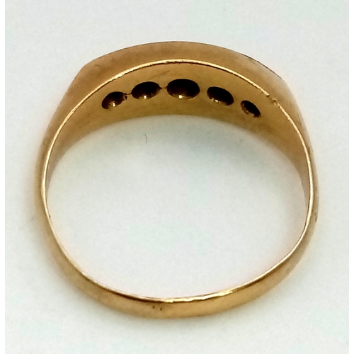 1273 - A vintage, 18K yellow gold ring with a row of five diamonds on top. Ring size: M, weight: 2.16 g.