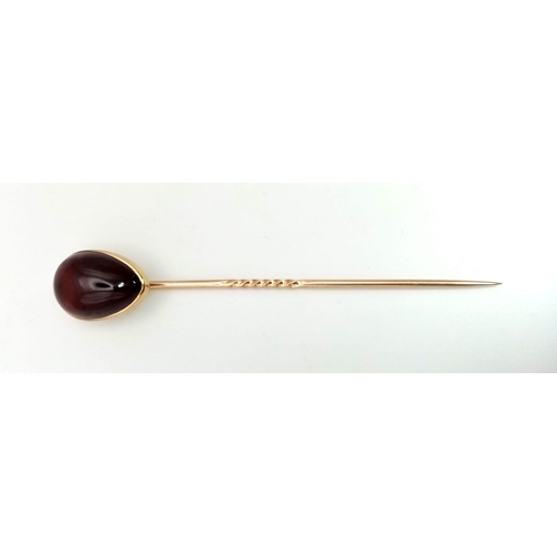 1293 - A high carat stick pin  with tear drop shaped garnet. Length: 7.5 cm, weight: 4 g.