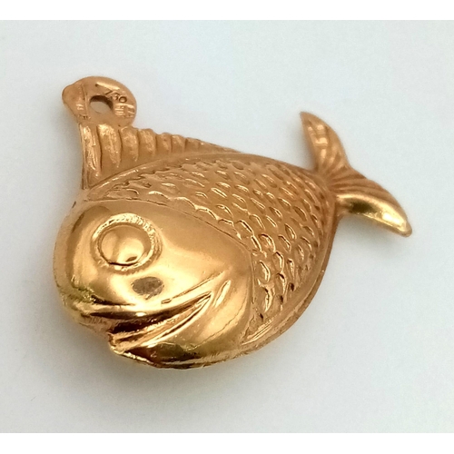 1524 - An 18K Yellow Gold Fish Pendant or Charm. 2.1g. 22mm